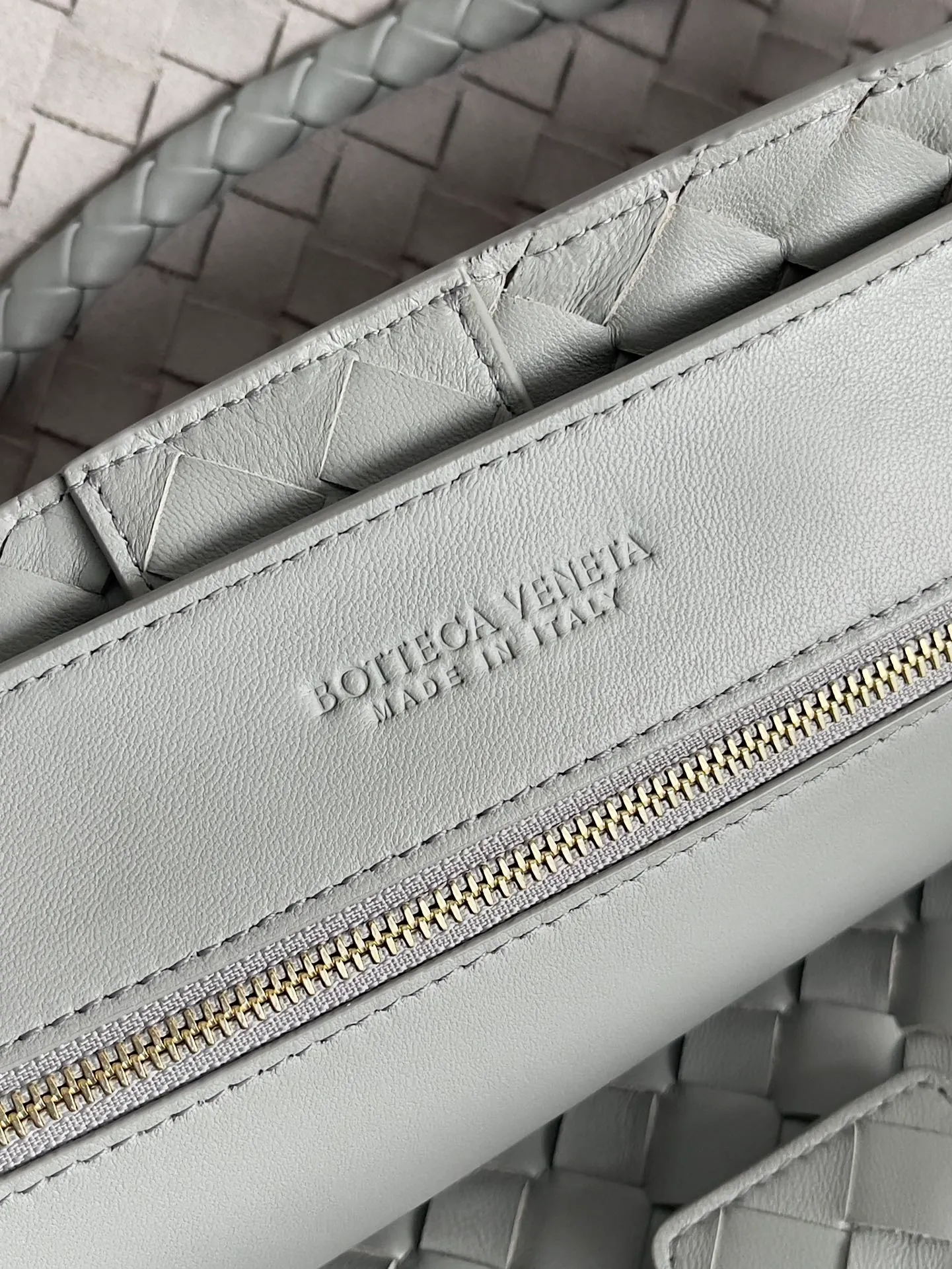 Batch 3760 Recently, the same style of bag that celebrities love is both high-end and practical. Michelle Yeoh, Kim Namjoon, Jing Boran, Tong Liya, Sun Qian, Wu Qianyu, Du Juan, Ma Yili and Bai Baihe are all carrying Bottega Veneta summer series Andiamo handbags. Andiamo has a simple structure and rounded lines. The whole piece is made of Nappa leather. It is comfortable, soft and dynamic. It adds interest to daily life and can be easily matched with various styles. Andiamo handbags are available in three sizes: small, medium and large. There are many colors to choose from, which can meet different needs. You can really carry it whether it is daily or attending events. Style number: 743575 Size: 45*22*34cm